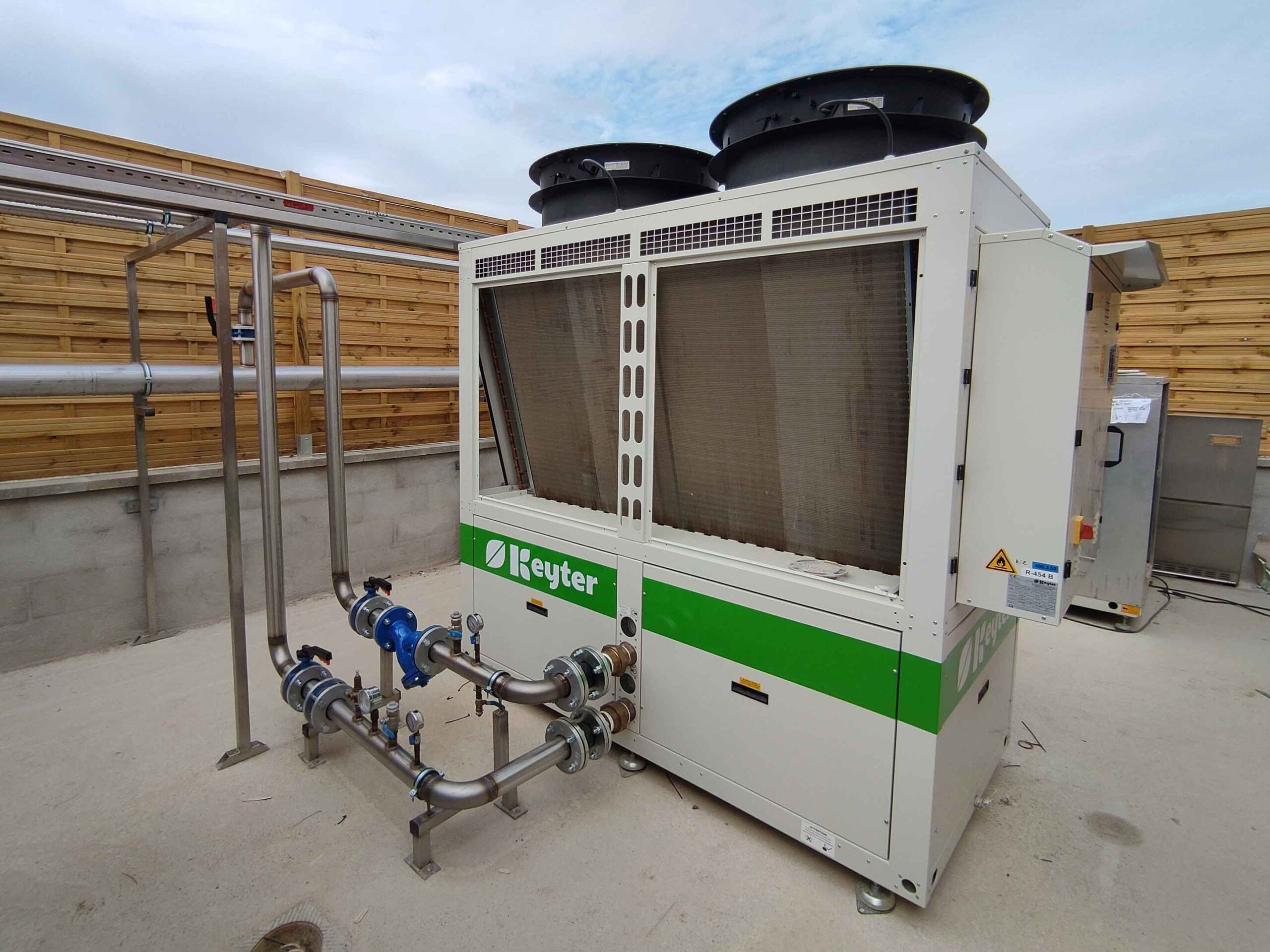 Producción de agua fría mediante dos plantas enfriadoras en cascada. Potencia frigorífica instalada de 170 kW de agua mezclada con etilienglicol, a un régimen de temperatura en impulsión de +2ºC y en retorno de +7ºC.